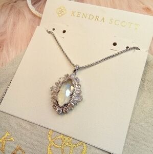 NWT KENDRA SCOTT CAPRI PENDANT NECKLACE IN RHODIUM